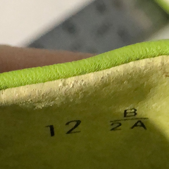 12 b/2a Easy Spirit lime green tie up loafers. - Picture 4 of 4